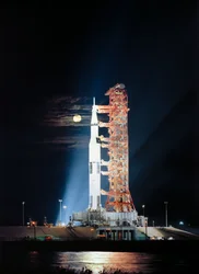 Suchscheinwerfer beleuchten diese Nachtszene an Pad A, Startkomplex 39, Kennedy Space Center, Florida, während der Startvorbereitungen der Apollo 17