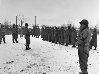 Zweiter Weltkrieg (1939-1945): In der Nähe von Bastogne (Belgien) 28. Dezember 1944: Von der 6. US-Panzerdivision gefangene deutsche Soldaten