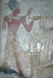 Seti I. bietet Horus Weihrauch an, Tempel von Seti I., Ägyptisches Neues Reich, XIX. Dynastie, ca. 1318 v. Chr.