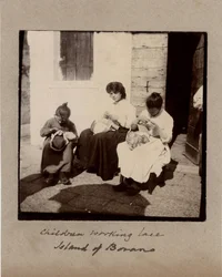 Kleine Berufe: junge Mädchen, die auf der Insel Burano, Venedig, häkeln (Stickereien). 19. Jahrhundert