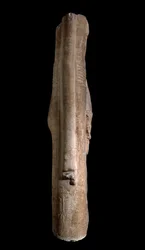 Statue von Min, Ansicht der rechten Seite