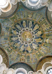 Die Taufe Christi, umgeben von den Aposteln, aus dem Gewölbe der zentralen Kuppel, 5. Jahrhundert