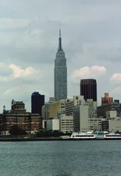 Das Empire State Building vom East River