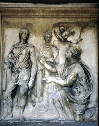 Die Rückfassade, Detail der antiken Reliefdekoration (einige Stücke vom Ara Pacis des Augustus) mit Darstellung einer gekrönten Göttin und eines jungen Mannes