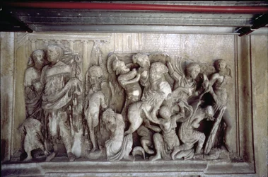 Die hintere Fassade, Detail der antiken Reliefdekoration (einige Stücke vom Ara Pacis des Augustus) zeigt eine Kampfszene (Stein)