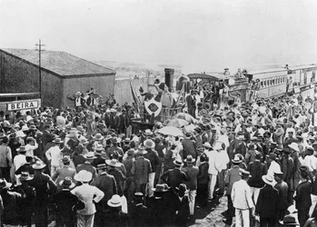 Die Ankunft des ersten Zuges auf der 2-Fuß-Spurweite nach Beira, Mosambik