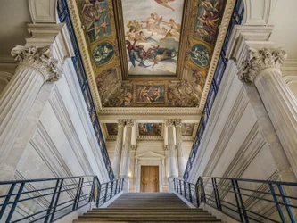 Die Treppe, Architekten Charles Lelong (1793-1861) und Edouard Dubois (1795-1813), zwischen 1840 und 1846. An der Decke, Frankreich, das seine Archive an die Morgenröte der Zeit bindet, Gemälde von Felix Jobbe Duval (1821-1889), zwischen 1877 und 1881. Hot