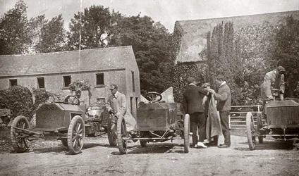 Drei Gordon Bennett Napier Motorwagen