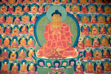 Tibetischer Buddhismus; Wandmalerei; meditierender Buddha; viele kleine Buddhas; Chemre Gompa Kloster; Chemrey; Ladakh Region; Jammu und Kaschmir; Indien; Südasien; Asien