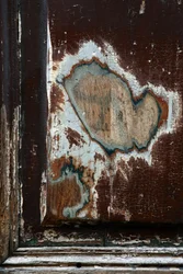 Zeitmarken. Abstrakte Kunst zeigt Formen als Zeugen der vergehenden Zeit. Spuren auf Holz. Fotografie von Michel Lunardelli