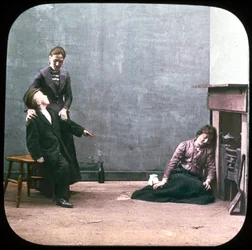 Zwei Frauen und ein Junge vor dem Kamin, ca. 1895