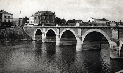 Ansicht der Marne-Brücke in Epernay, Marne (Postkarte ca. 1910)