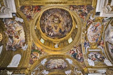 Ansicht der Kuppel, der Pendentifs, der Gewölbe des Querschiffs und des Vorchors mit Fresken von Baciccia, Kirche des Gesù, Rom, Italien