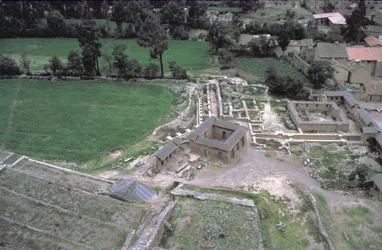 Ansicht des Dorfes, gebaut auf traditionellen Inka-Fundamenten