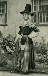 Wales. Eine stattliche alte walisische Dame, treu zur Nationaltracht. 1920