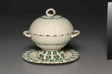 Korbarbeiten bedeckter Korb auf Ständer, hergestellt von der Wedgwood-Fabrik, ca. 1780-1840