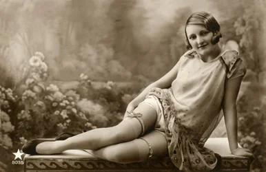 Frau im leichten Kleid, ca. Anfang 1900 (Postkarte)