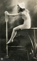 Frau im Nachthemd, ca. frühe 1900er (Postkarte)