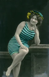 Frau in Badeanzügen, ca. frühe 1900er (Postkarte)