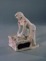 Frau, die Brot auf einer quadratischen Platte knetet, Griechisch, aus Aulis, ca. 500-475 v. Chr.