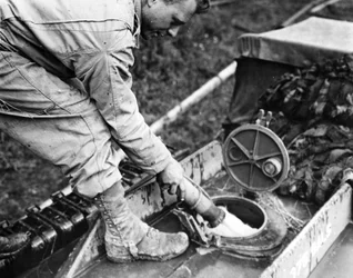 Zweiter Weltkrieg (1939-1945): Normandie (Frankreich) Sommer 1944: An einer Gasspeicherstation betankt ein Soldat einer US-Transportkompanie den Tank eines GMC-Tankers