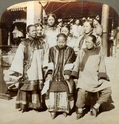 Eine Gruppe von Frauen im Hof eines wohlhabenden chinesischen Hauses, Peking, China, 1902
