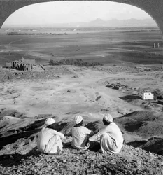 Über die Ebene von Theben und an den Memnon-Statuen vorbei von den Klippen, Ägypten, 1905
