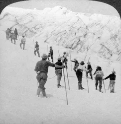 Aufstieg auf ein steiles Schneefeld, Stevens-Gletscher, Mount Rainier, Washington, USA