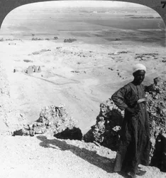 Von den hohen Klippen bei Der-el-Bahri über die Ebene nach Luxor, Theben, Ägypten, 1905