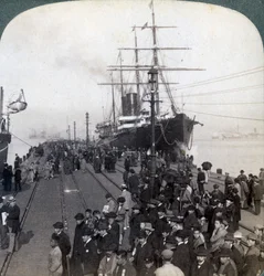Begrüßung der Neuankömmlinge am Pier neben der Pacific Mail SS China, in Yokohama, Japan, 1904