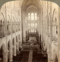 Innenraum der großen Kathedrale Notre-Dame, Paris, Frankreich, 1900.
