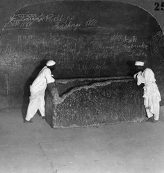 Sarkophag von Khufu, von Räubern zerstört, in der Großen Pyramide, Ägypten, 1905