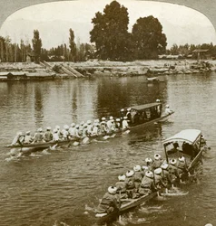 Lady Curzon reist auf der Staatsbarke des Maharaja, Kaschmir, Indien, um 1900er Jahre
