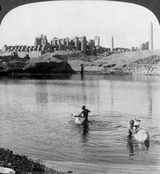 Blick über den Heiligen See zum großen Tempel in Karnak, Theben, Ägypten, 1905