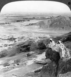 Blick nach Süden über die Thebanische Ebene und die Tempel von Medinet Habu, Ägypten, 1905