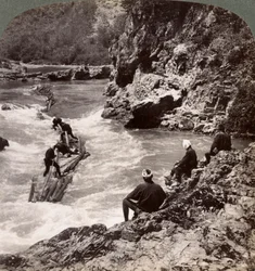 Männer auf einem Holzfloß, die Hozu-Stromschnellen auf dem Katsura-Fluss, Kyoto, Japan, 1904