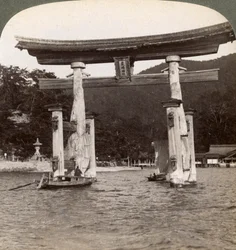 Heiliges Torii-Tor, das aus dem Meer ragt, Itsukushima-Schrein, Miyajima-Insel, Japan, 1904