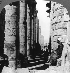 Die berühmte Kolonnade im großen Tempel von Karnak, Theben, Ägypten, 1905