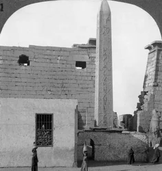 Der Obelisk von Ramses II und die Vorderseite des Luxor-Tempels, Theben, Ägypten, 1905