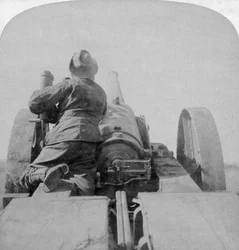 Training eines der 4,7-Zoll-Geschütze der HMS Monarch auf die Pretoria-Forts, Südafrika, 4. Juni 1900