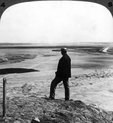 Beobachtung eines Sandwirbels vom Gipfel der Hawara-Pyramide, Ägypten, 1905