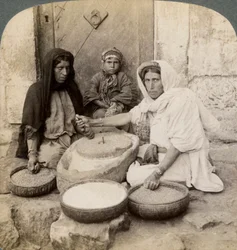 Frauen mahlen in der Mühle, Palästina, 1900
