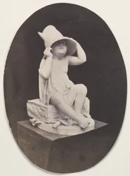 Statue eines Jugendlichen mit großem Hut aus einem John R. Johnston Album