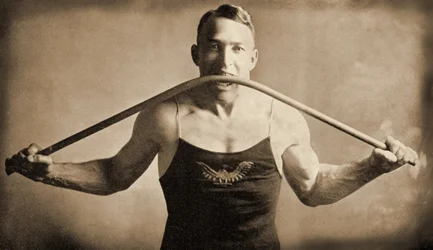 Kalifornischer Kraftmensch Mr. P. A. Linebarger biegt eine Eisenstange mit seinen Zähnen, San Francisco ca. 1922