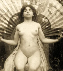 Weiblicher Akt, der mit einem großen Fächer posiert, ca. 1900