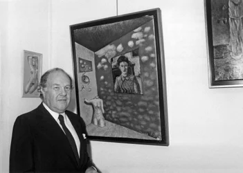 Pierre Velly alias Pierre De Varga vor einer seiner Leinwände bei der Eröffnung seiner Ausstellung in der Galerie 3000, 11. April 1986