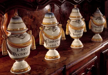 Apothekergefäße aus Fayence