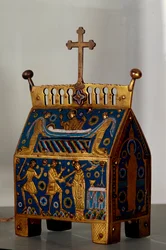 Kunstobjekt: Reliquiar in Emaille, Gold und Kupfer von Thomas Becket, Erzbischof von Canterbury. Es ist mit Darstellungen der Ermordung des Erzbischofs in der Kathedrale von Canterbury und seiner Beerdigung dekoriert. 13. Jahrhundert