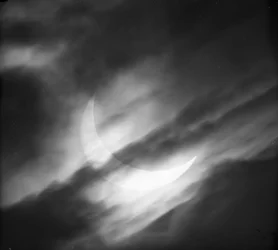 Astronomische Glasplattenaufnahme der Sonnenfinsternis durch Wolken