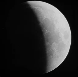 Astronomische Glasplattenaufnahme der Mondfinsternis (1910)